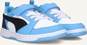Paar Puma Rebound sneakers voor kinderen in wit, lichtblauw en zwart. Met klittenbandsluiting en witte veters. Puma's "formstrip" op de zijkant.