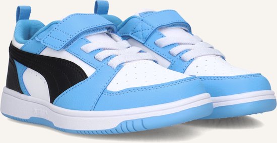 Paar Puma Rebound sneakers voor kinderen in wit, lichtblauw en zwart. Met klittenbandsluiting en witte veters. Puma's "formstrip" op de zijkant.