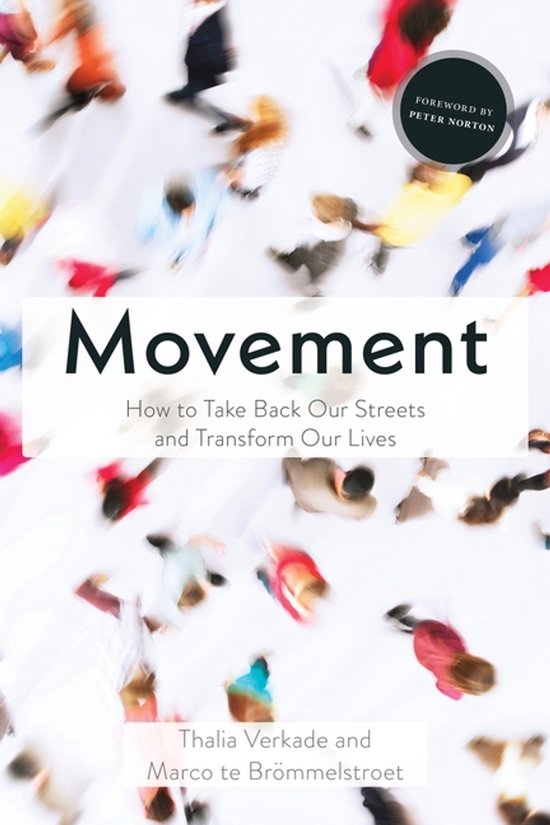 Boekomslag met de titel 'Movement: How to Take Back Our Streets and Transform Our Lives' door Thalia Verkade en Marco te Brömmelstroet. Op de achtergrond lopen veel mensen, onscherp en van bovenaf gefotografeerd.