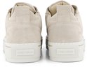 Achterkant van twee crème suède lage sneakers met beige veters en logo op de zool.