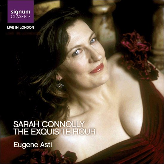 Sarah Connolly in een rode jurk, met de titel 'The Exquisite Hour'