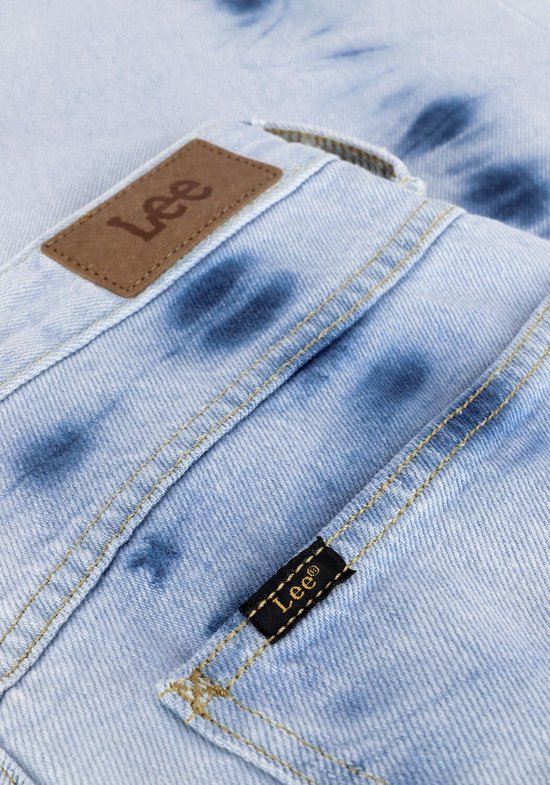 Close-up van de tailleband en zakken van een lichtblauwe jeans met blauwe tie-dye print en Lee-label.
