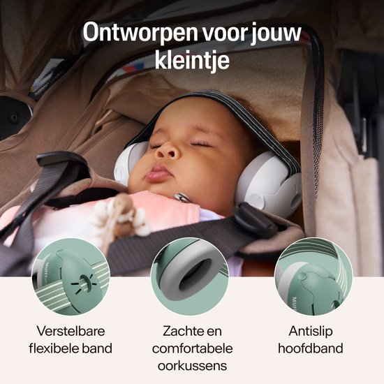 Baby in kinderwagen met groene Alpine Muffy Baby oorbescherming, met verstelbare band en zachte oorkussens.