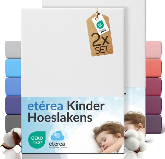 Een stapel witte en gekleurde hoeslakens, met een "2X SET" tag. "etérea Kinder Hoeslakens"