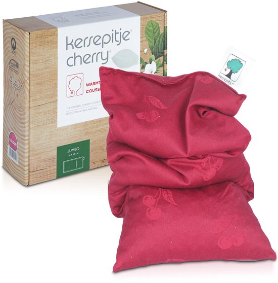Rood kersenpitkussen met kersenprint, met verpakking 'Kersepitje cherry'.