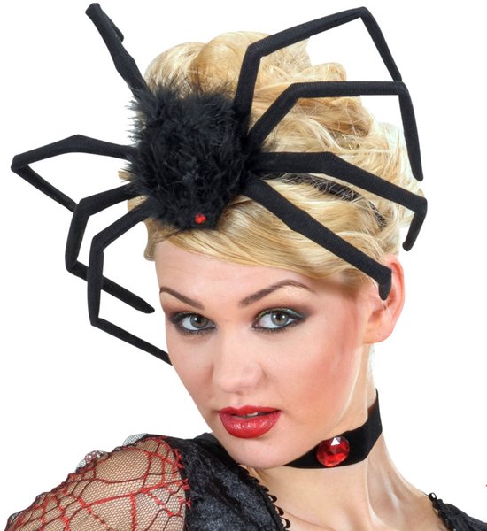 Model met zwarte spinnen haaraccessoire op geblondeerd haar.