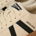 Detail van beige suède sneaker met zwarte strepen en Jack & Jones logo.