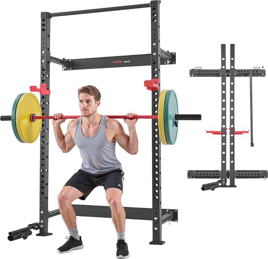 Man doet een squat met een halterstang op zijn schouders, voor een zwart power rack.