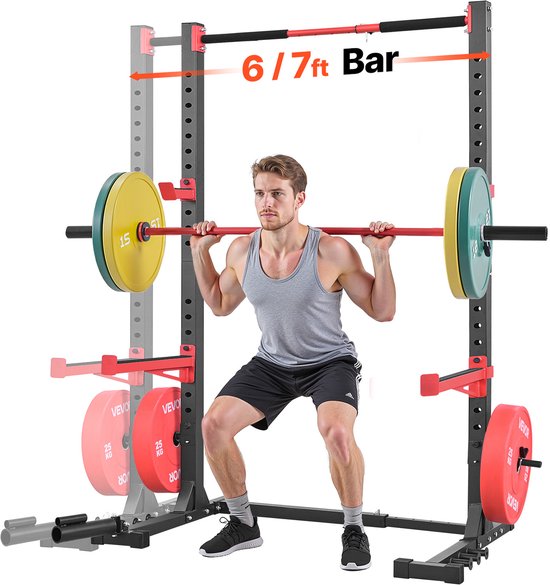 Man met grijze tanktop en zwarte short doet een squat onder een rood-zwarte 6/7 ft barbell. Gelabeld met "6/7 ft Bar".