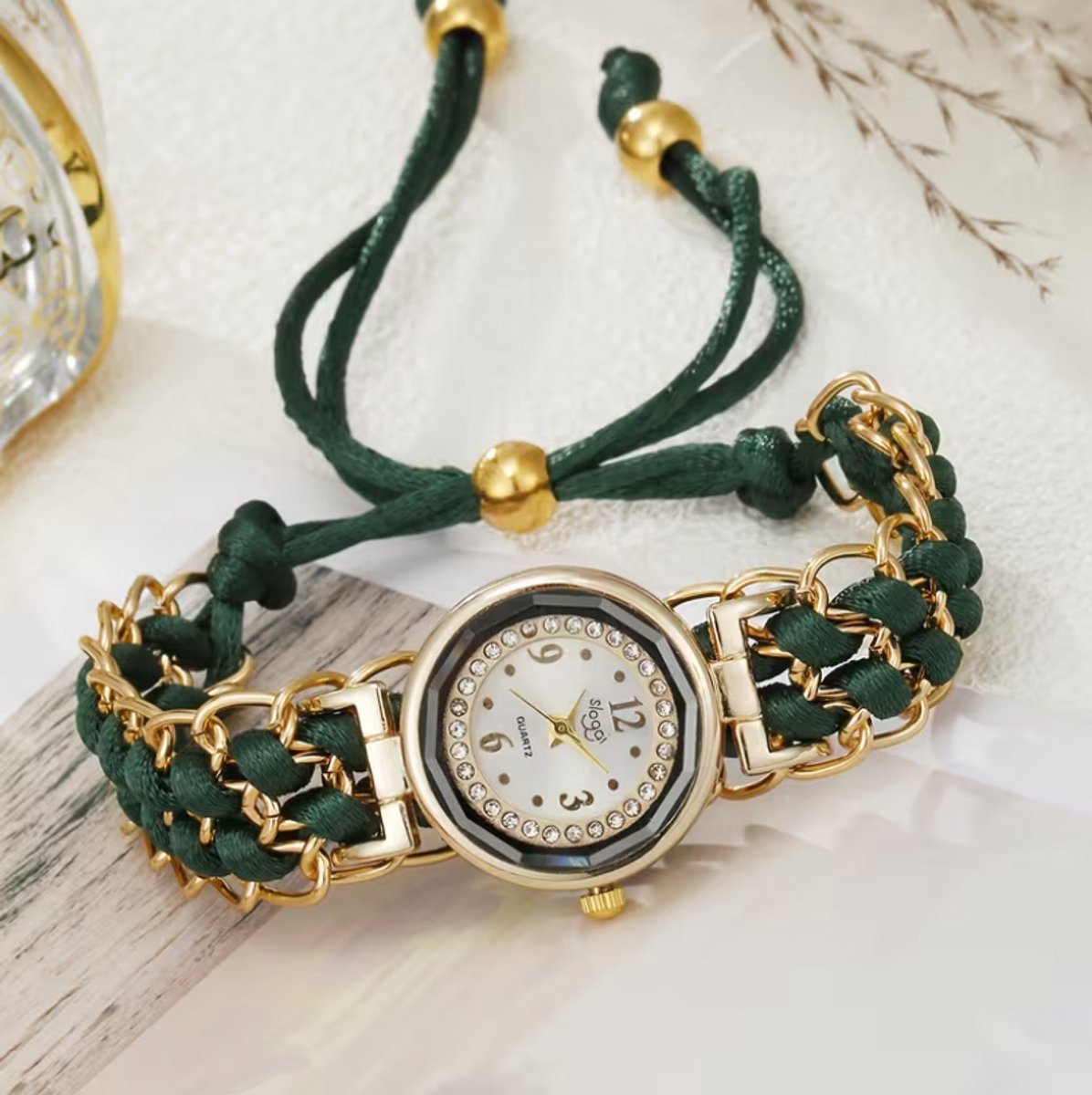 Groen met goudkleurig analoog horloge dames met gevlochten band en ronde wijzerplaat - decoratief polshorloge met kettingdetails en verstelbaar koord