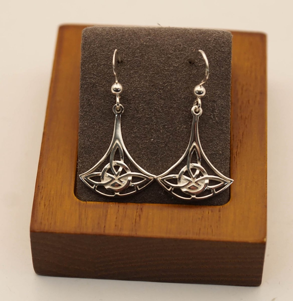 Sterling zilveren oorhanger lange keltisch design - mooie lange zilveren oorbellen - keltische oorbellen van 925 zilver - long celtic earring - zilveren dames oorbellen cadeau tip