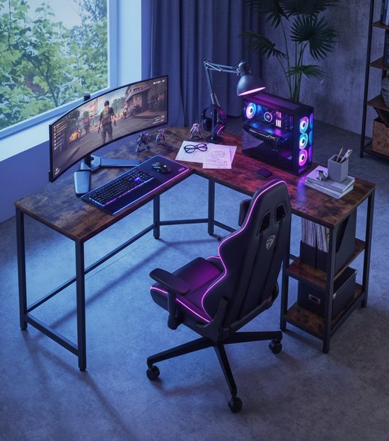 L-vormig houten bureau met gaming-opstelling, inclusief PC, gebogen monitor, RGB-verlichting, en een gaming-stoel. De kamer is sfeervol verlicht.