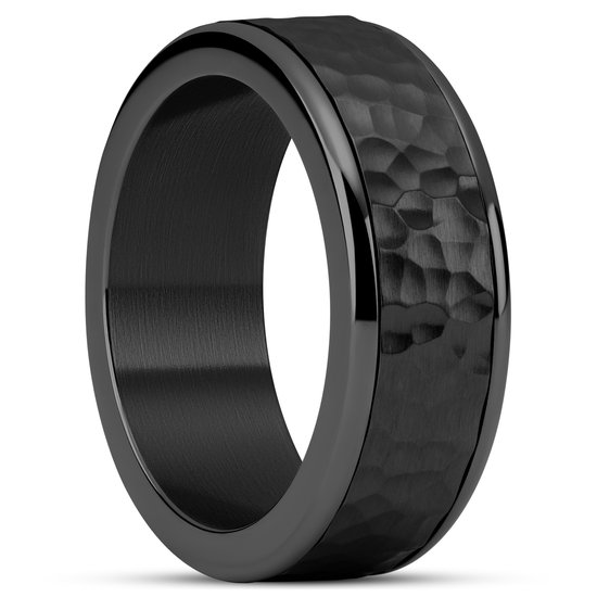 Zwarte, gladde ring met een gehamerd middengedeelte. De ring heeft glanzende randen.