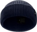 Donkerblauwe gebreide beanie met een omgeslagen rand en een zwart label met het Aarkai logo en maatinformatie.