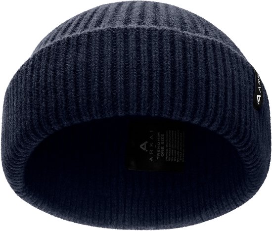 Donkerblauwe gebreide beanie met een omgeslagen rand en een zwart label met het Aarkai logo en maatinformatie.