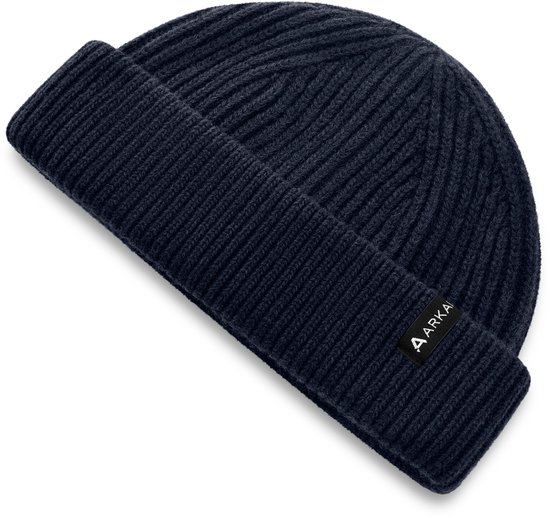 Donkerblauwe gebreide beanie met een omgeslagen rand en een zwart label met het Aarkai logo.