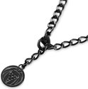 Close-up van een zwarte ketting met een leeuwenkopbedel.
