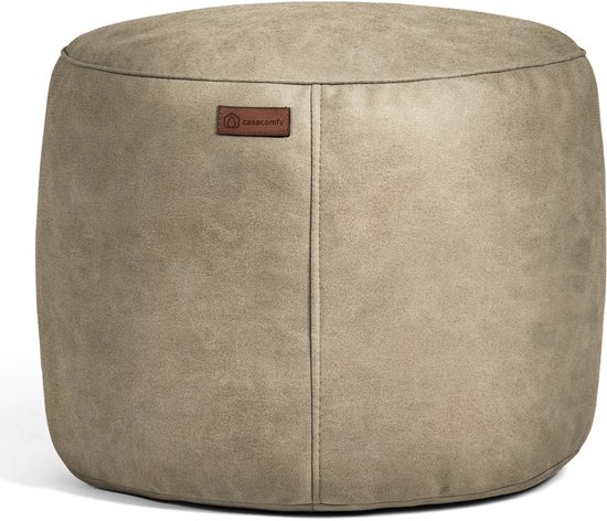 Ronde, beige poef met een lederlook textuur en een bruin Casacomfy label in het midden.