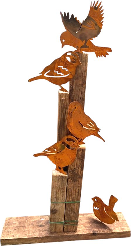 Decoratieve roestkleurige metalen vogels op een houten paal en basis, witte achtergrond.