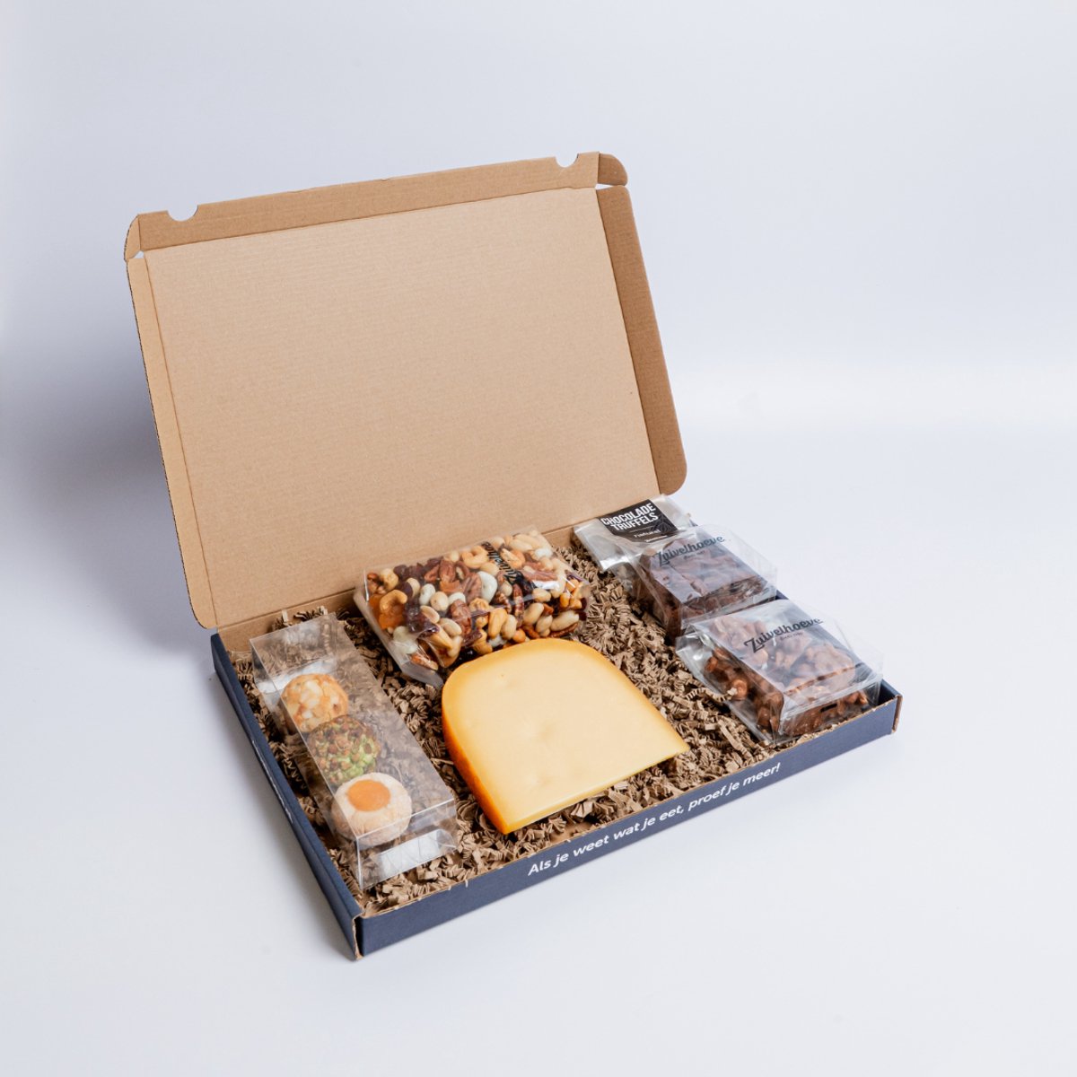 Zuivelhoeve Kus door de brievenbus Borrelpakket cadeau - Borrelbox voor thuis - Snackpakket - Cadeaupakketten eten & drinken - Alles voor de Borrelplank - Altijd vers - Proef & Geniet