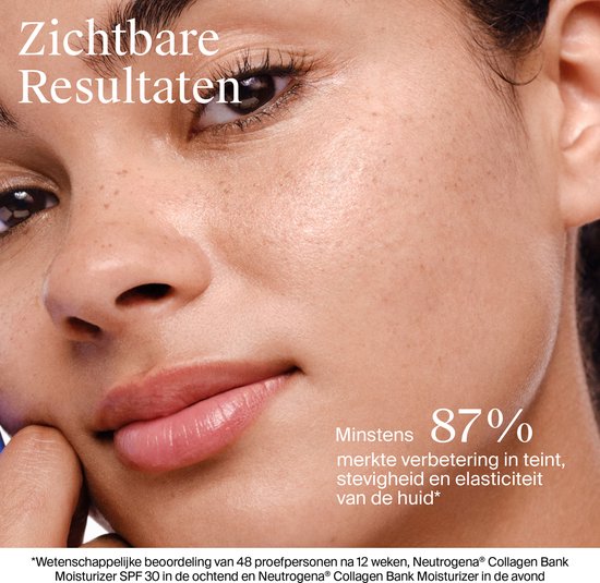 Close-up van een vrouw die haar hand op haar wang legt. Tekst: 'Zichtbare resultaten'. Minstens 87% merkte verbetering in teint, stevigheid en elasticiteit.