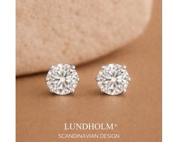 Lundholm Luxe Zirkonia Studs Oorbellen Zilver kleurig Jewellery - Oorknopjes Dames Zirkonia Steentjes 4 mm - Premium Stainless Steel PVD Plated - Vrouwen cadeautjes tip - my Nikki Serie
