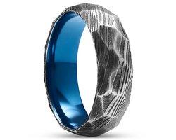 Fortis | 7 mm Facetgeslepen Gunmetalgrijze Ring van Damascusstaal en Blauw Titanium