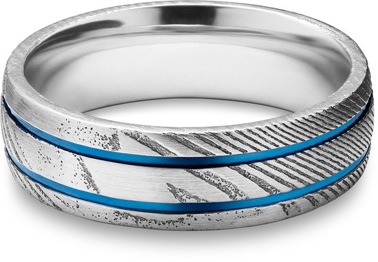 Zilverkleurige ring met gebogen, geëtste patronen en twee dunne, blauwe strepen.
