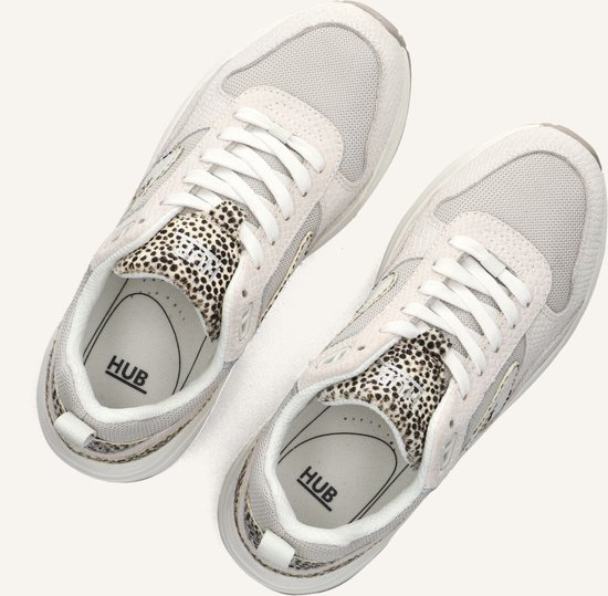 Lichtbeige HUB sneakers met witte veters, mesh en luipaardprint accenten.