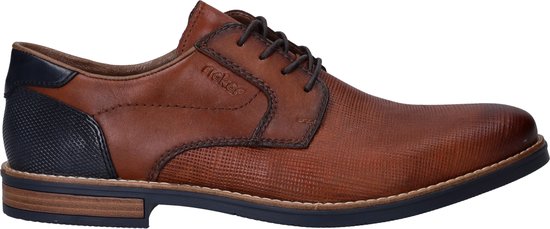 Mocassin derby marron Rieker texturé, talon bleu marine et lacets.