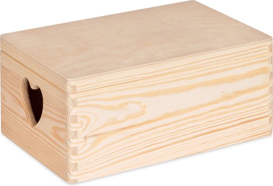 Houten kistje met klepdeksel, vurenhout, met hartvormige handvatten aan de zijkanten.