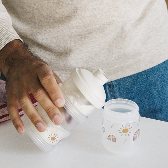 Mepal Melkpoedertoren + babyfles 240 ml Mio - Set voor flesvoeding - Sunshine & Rainbow