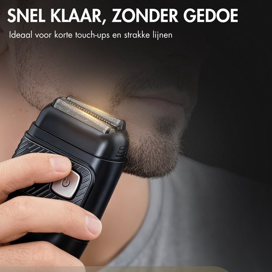 Hand met zwarte scheerapparaat scheert gezicht van een man met baard. Goudkleurige glinstering rond de scheerkoppen. Tekst: "Snel klaar, zonder gedoe."