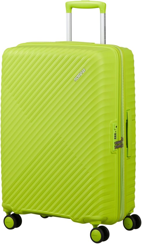 Lichtgroene American Tourister koffer met schuine ribbels, uitschuifbaar handvat en wieltjes.