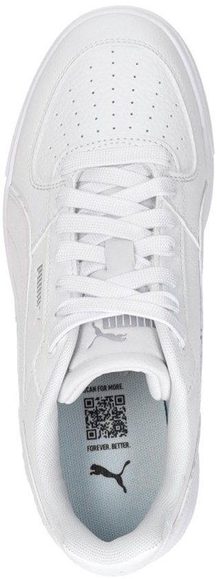 Witte Puma sneaker met vetersluiting en Puma logo op de zool. De binnenzool toont "FOREVER. BETTER."