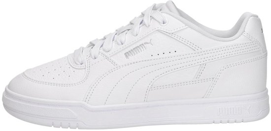 Witte Puma sneaker, zijaanzicht. Met veters en logo.