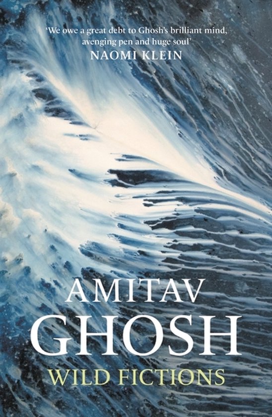 Boekcover met de titel 'Wild Fictions' van Amitav Ghosh. De achtergrond is een abstracte, dramatische golf in blauw en wit.
