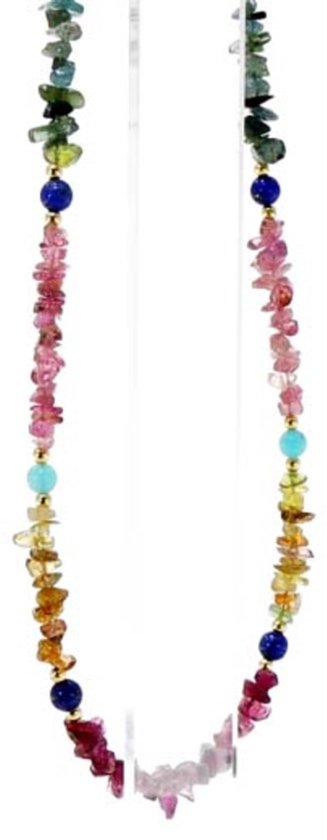 Een U-vormige ketting van multicolor toermalijn met lapis lazuli en amazoniet accenten.