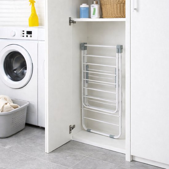 Wit inklapbaar droogrek in een witte kast naast een wasmachine.