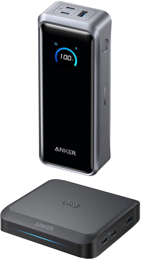 Een grijze Anker powerbank met een digitaal scherm van 100% staat boven een zwart oplaadstation.