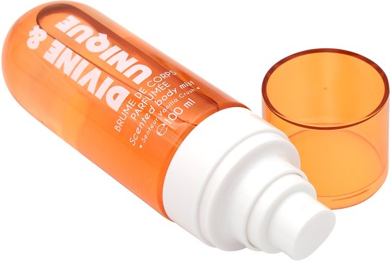 Oranje body mist fles met dop ernaast, met 'DIVINE & UNIQUE' en 'Scented body mist Vanilla Crush'.