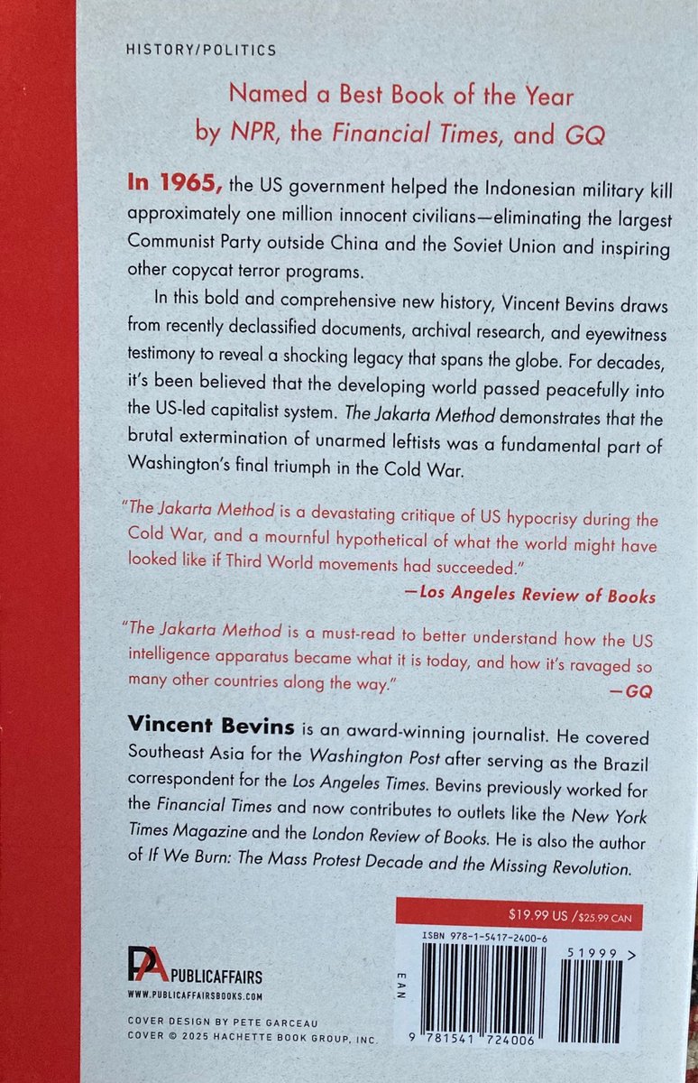 Achterkant boek met titel 'The Jakarta Method' door Vincent Bevins, en recensies.