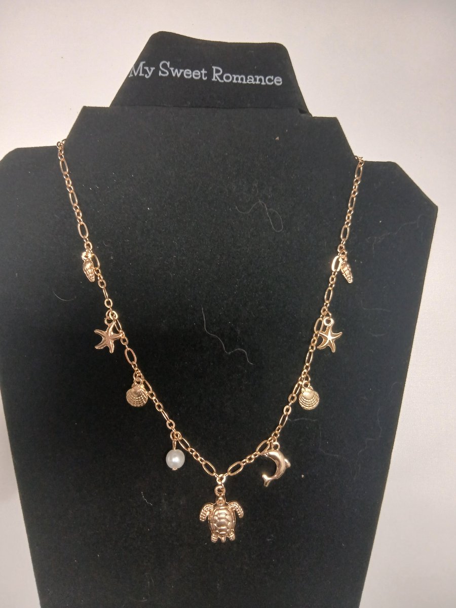 My Sweet Romance® - Goudkleurige Dames Ketting met Schildpad, Dolfijn, Parel en Schelpen Bedels - Verstelbaar van 44 cm tot 49 cm - Nikkelvrij en Allergeenvrij