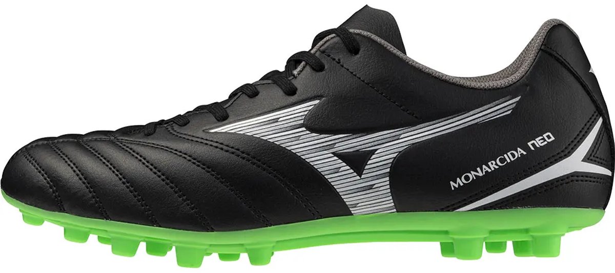 Zwarte Mizuno Monarcida Neo III Select AG voetbalschoenen met groene studs, ontworpen voor kunstgras en brede pasvorm.