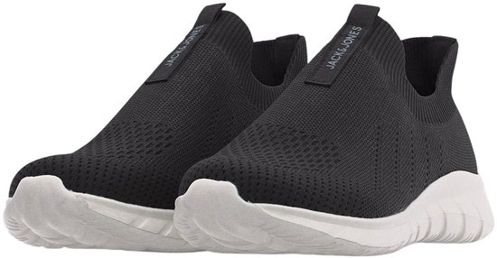 Paar zwarte gebreide Jack & Jones sneakers met witte zolen.