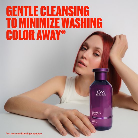 Vrouw met rood haar en een fles Wella Ultimate Color shampoo.