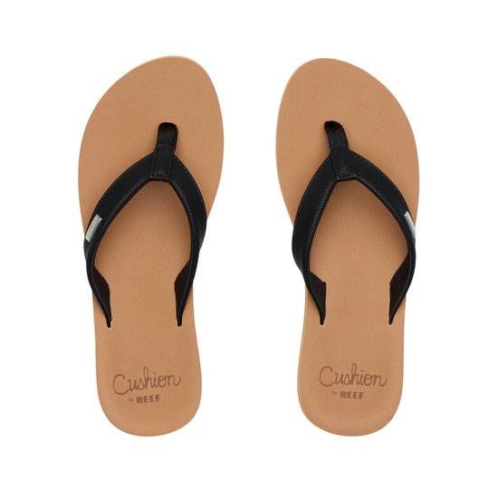 Paar zwarte teenslippers met bruine zolen en Reef logo.