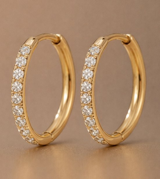 Lundholm Luxe Oorringen Met Zirkonia Steentjes Goudkleurig Jewellery 18 mm - Premium Stainless Steel Goud Verguld - Oorbellen Dames Classy - My Delia Serie - Luxe Vrouwen Cadeautjes Verjaardag Cadeau - Geschenkverpakking