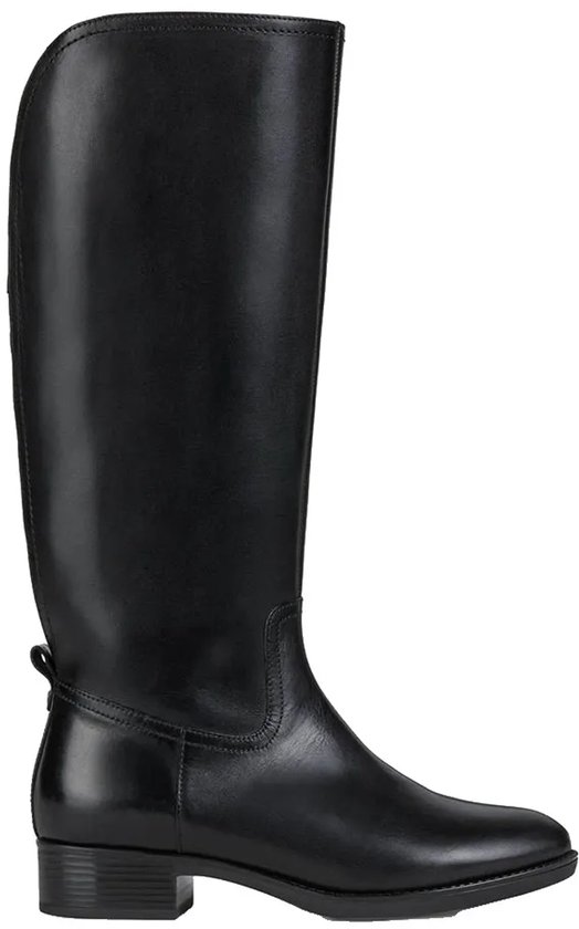 Botte haute noire, vue latérale, avec petit talon et tige incurvée.