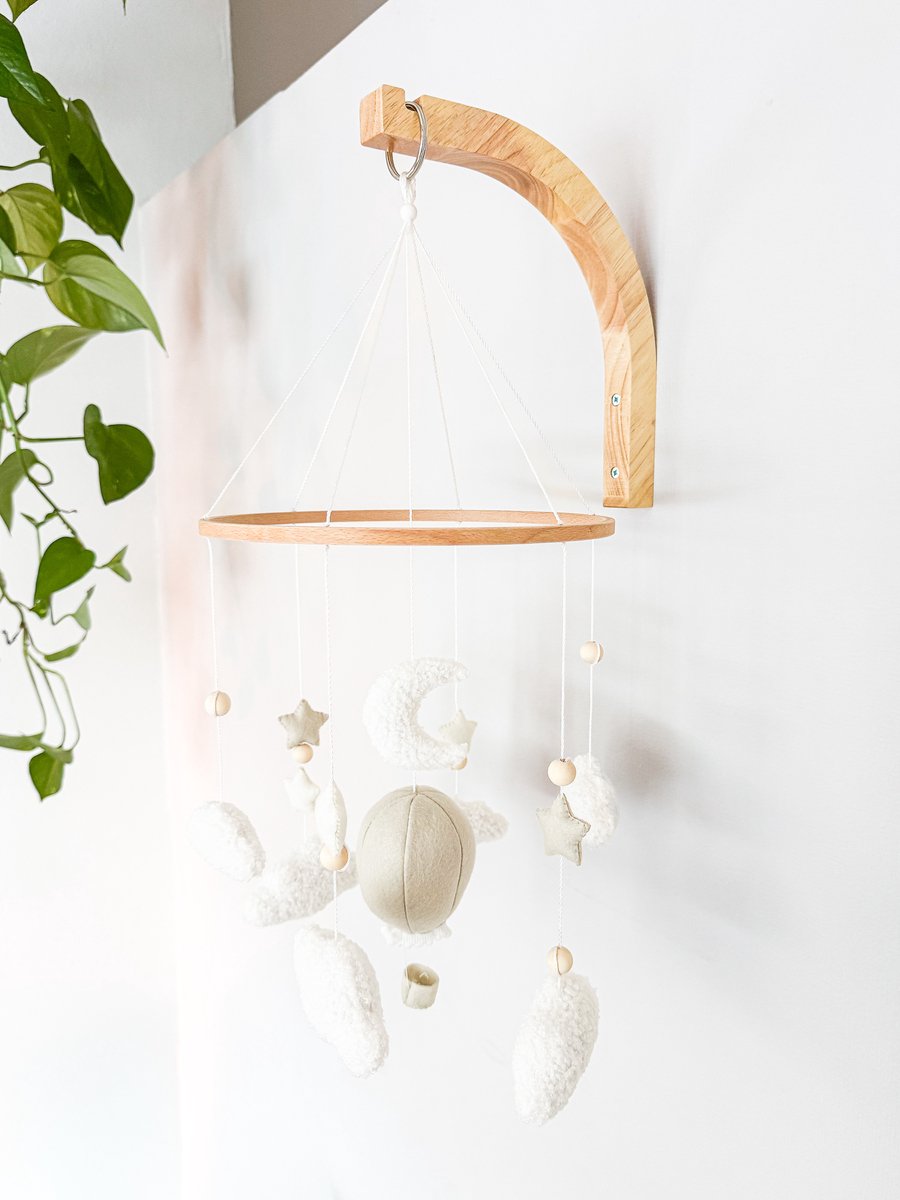 WallWood - Babymobiel met wolken en luchtballon - gebogen natuurlijk houten wanddrager - complete set babykamer - kraamcadeau